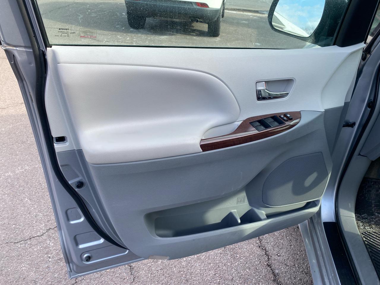 Toyota Sienna XLE FWD 8-Passenger V6 2014