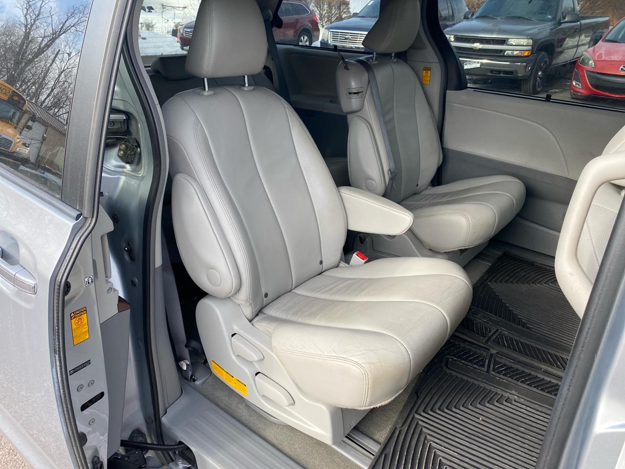 Toyota Sienna XLE FWD 8-Passenger V6 2014