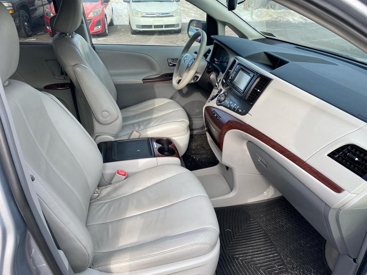 Toyota Sienna XLE FWD 8-Passenger V6 2014