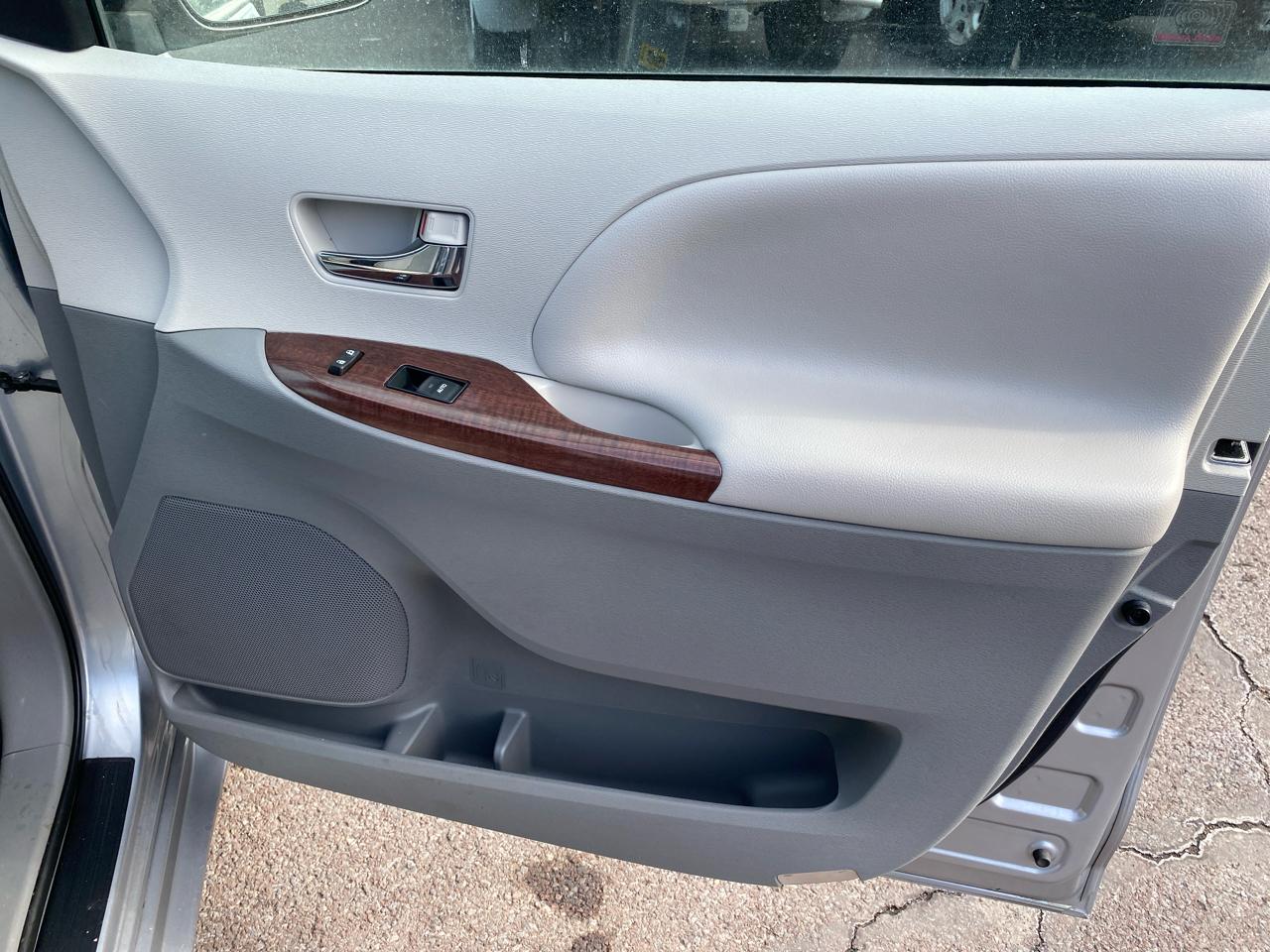 Toyota Sienna XLE FWD 8-Passenger V6 2014