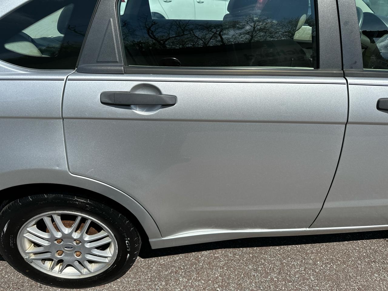 Ford Focus SE Sedan 2010