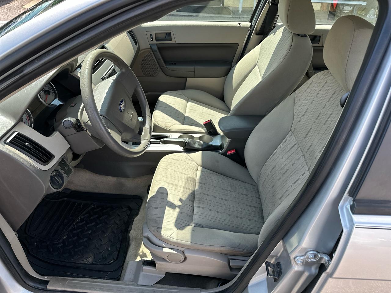 Ford Focus SE Sedan 2010
