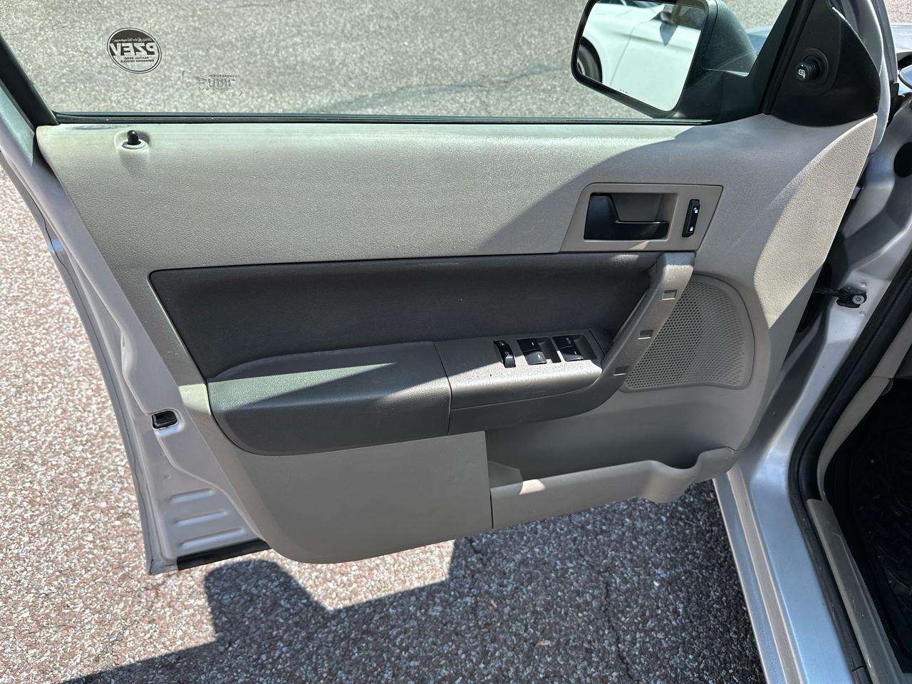 Ford Focus SE Sedan 2010