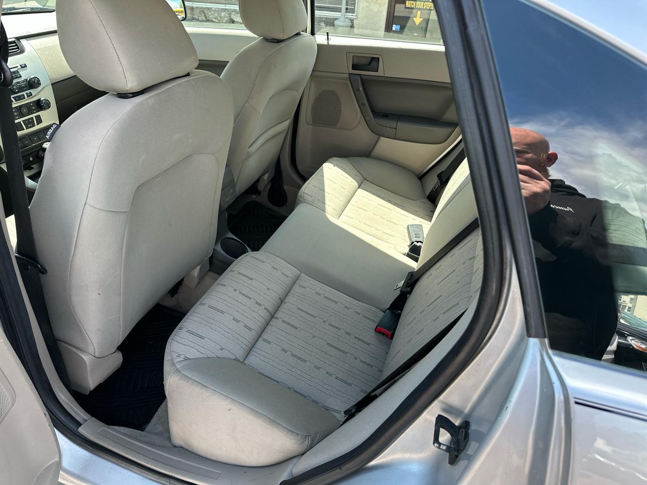 Ford Focus SE Sedan 2010