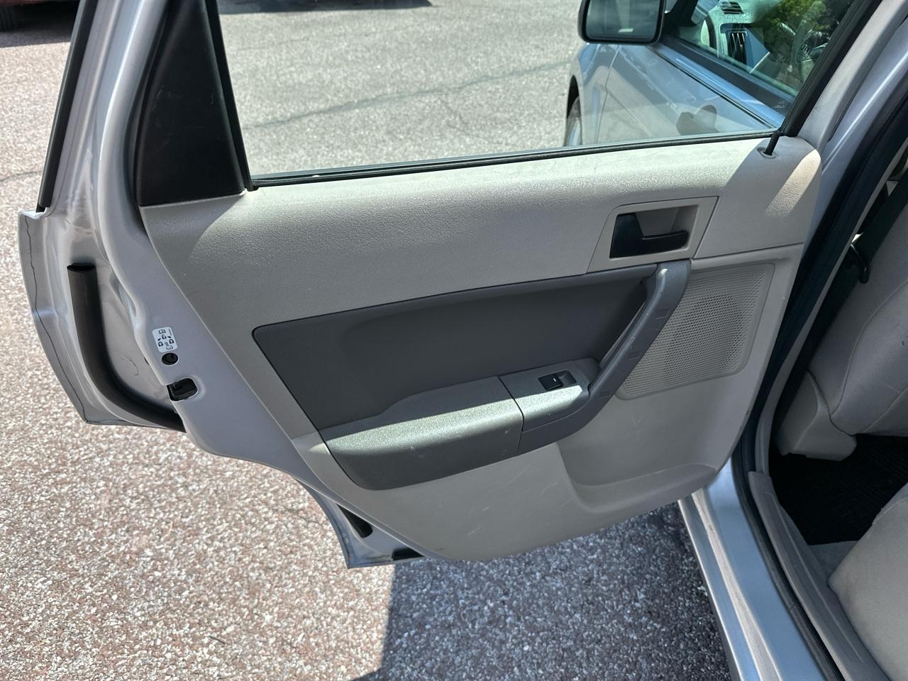 Ford Focus SE Sedan 2010