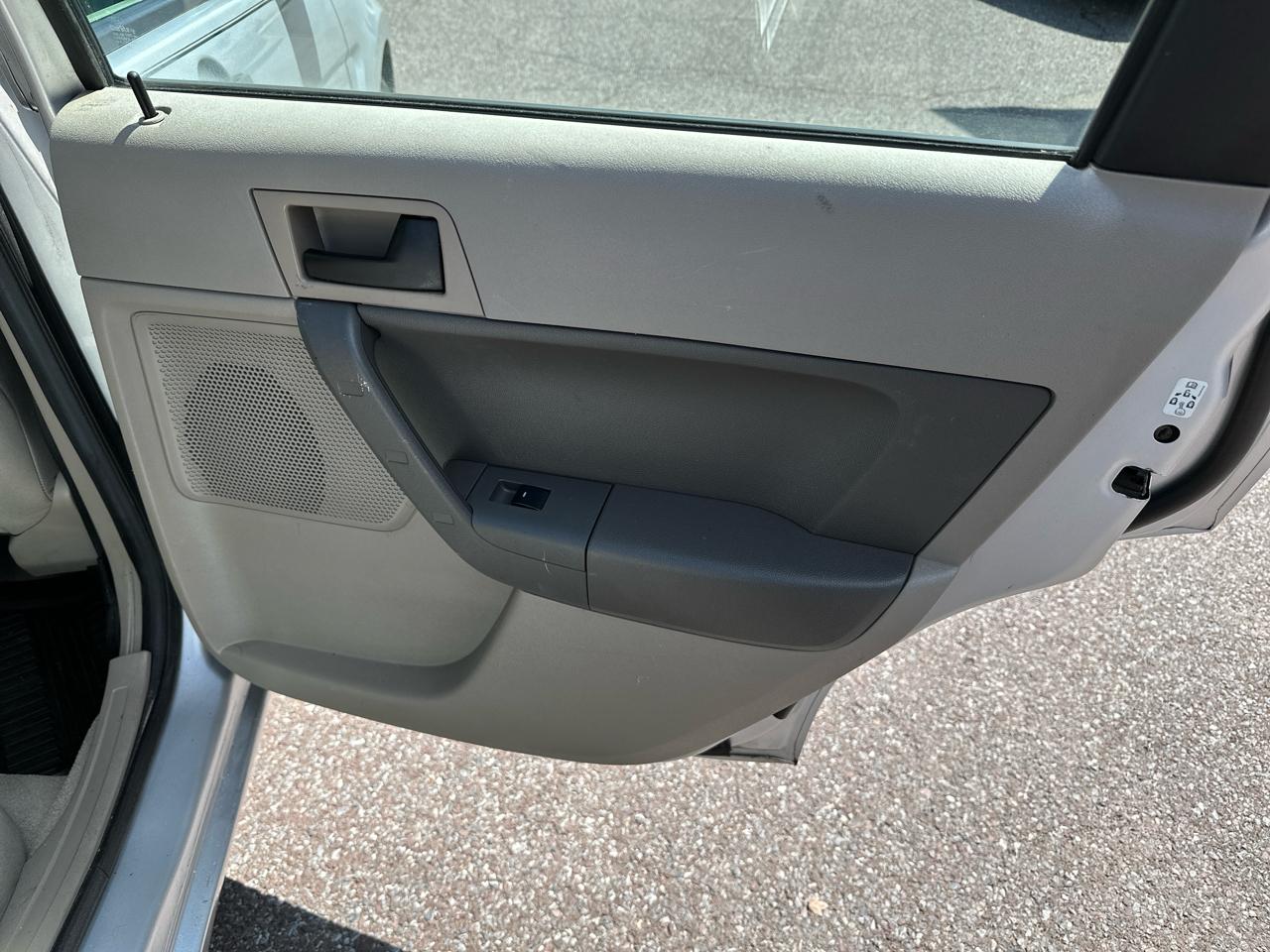 Ford Focus SE Sedan 2010