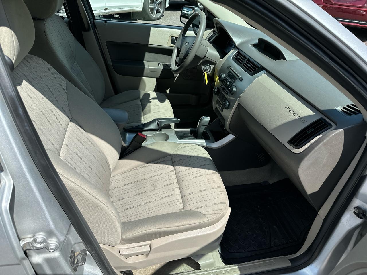 Ford Focus SE Sedan 2010