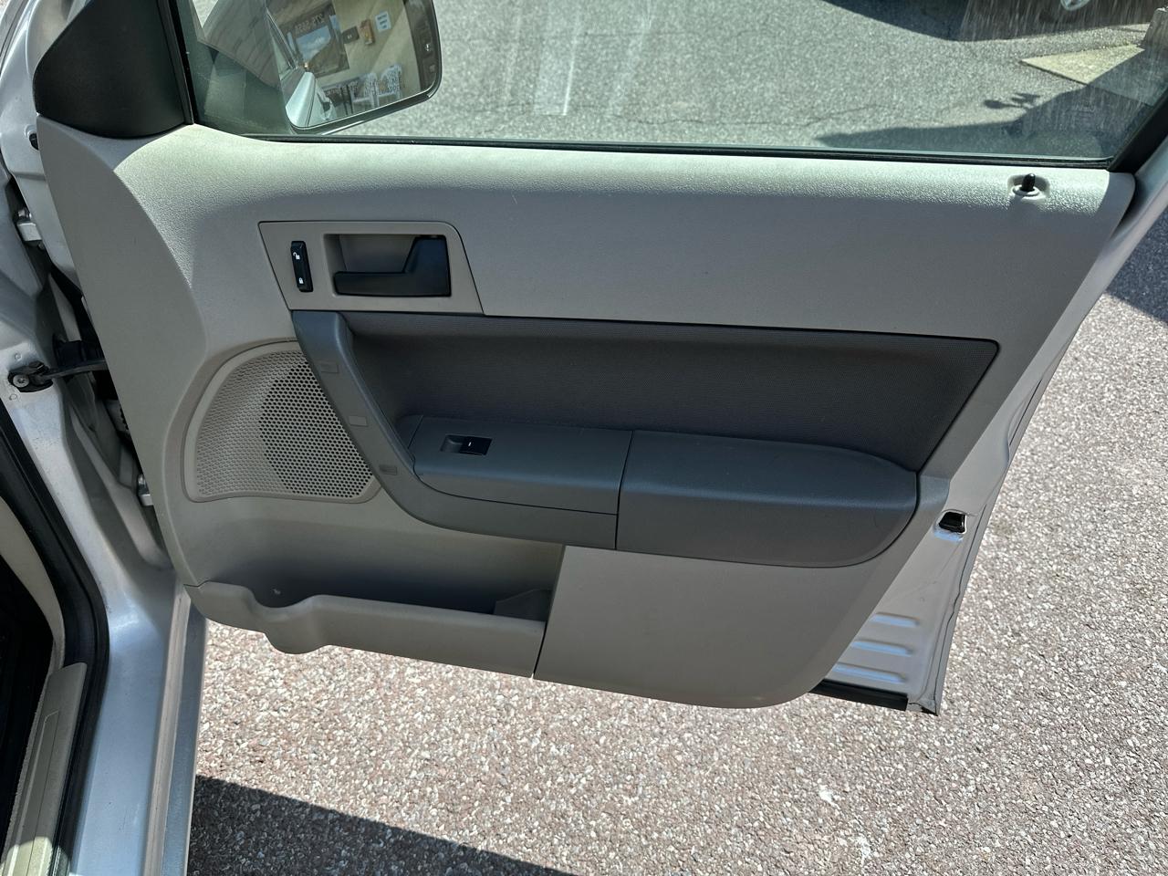 Ford Focus SE Sedan 2010