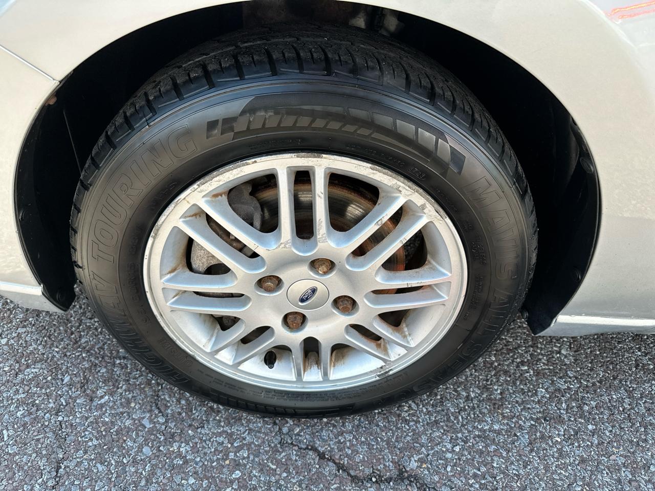 Ford Focus SE Sedan 2010