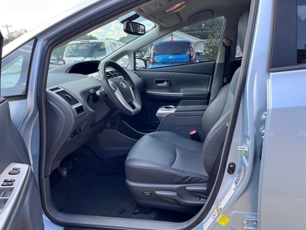 Toyota Prius V  2012