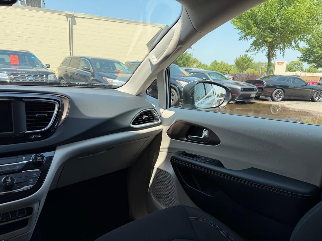 Chrysler Voyager LX FWD 2023