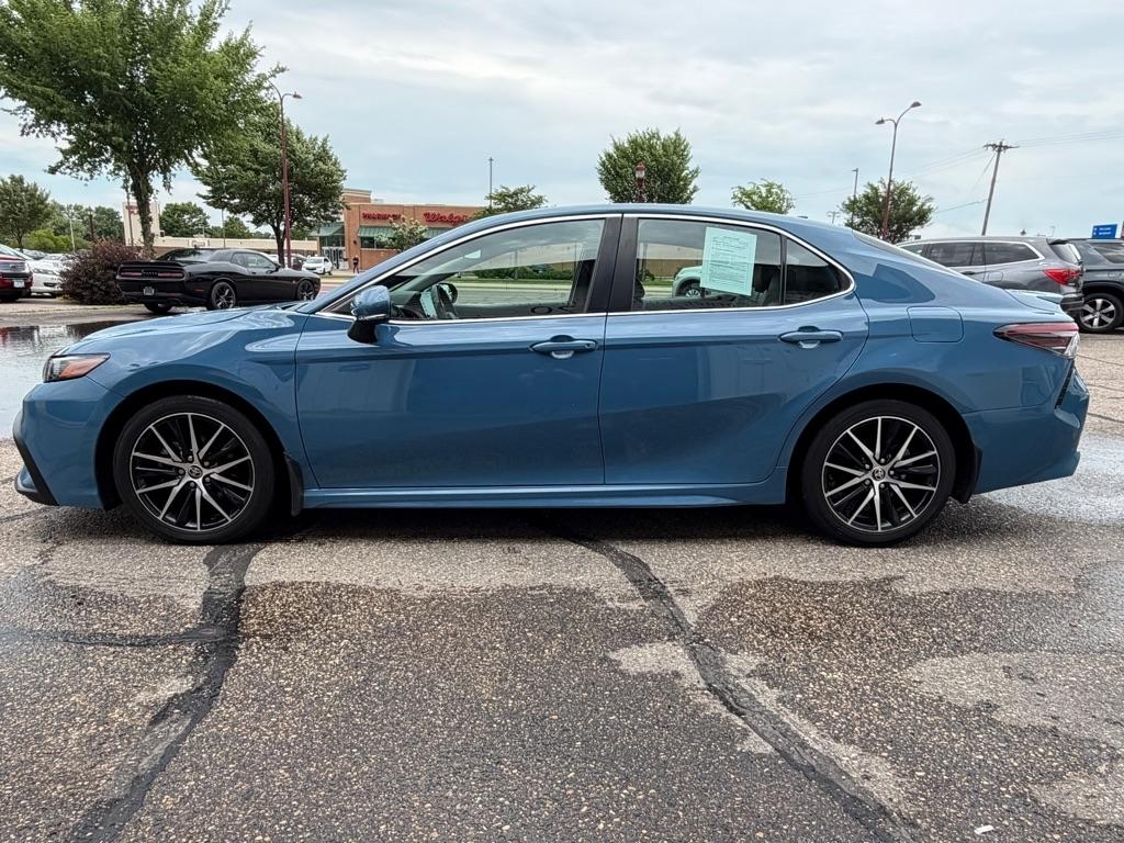 Toyota Camry Hybrid SE Nightshade CVT (Natl) 2023