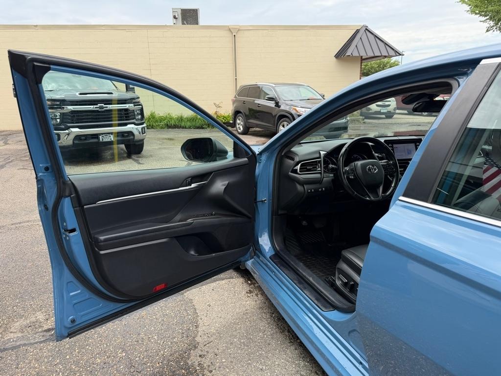 Toyota Camry Hybrid SE Nightshade CVT (Natl) 2023
