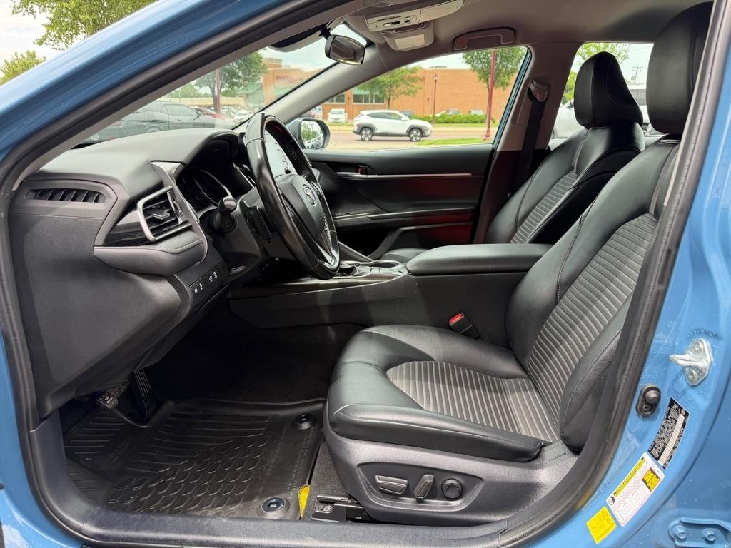 Toyota Camry Hybrid SE Nightshade CVT (Natl) 2023