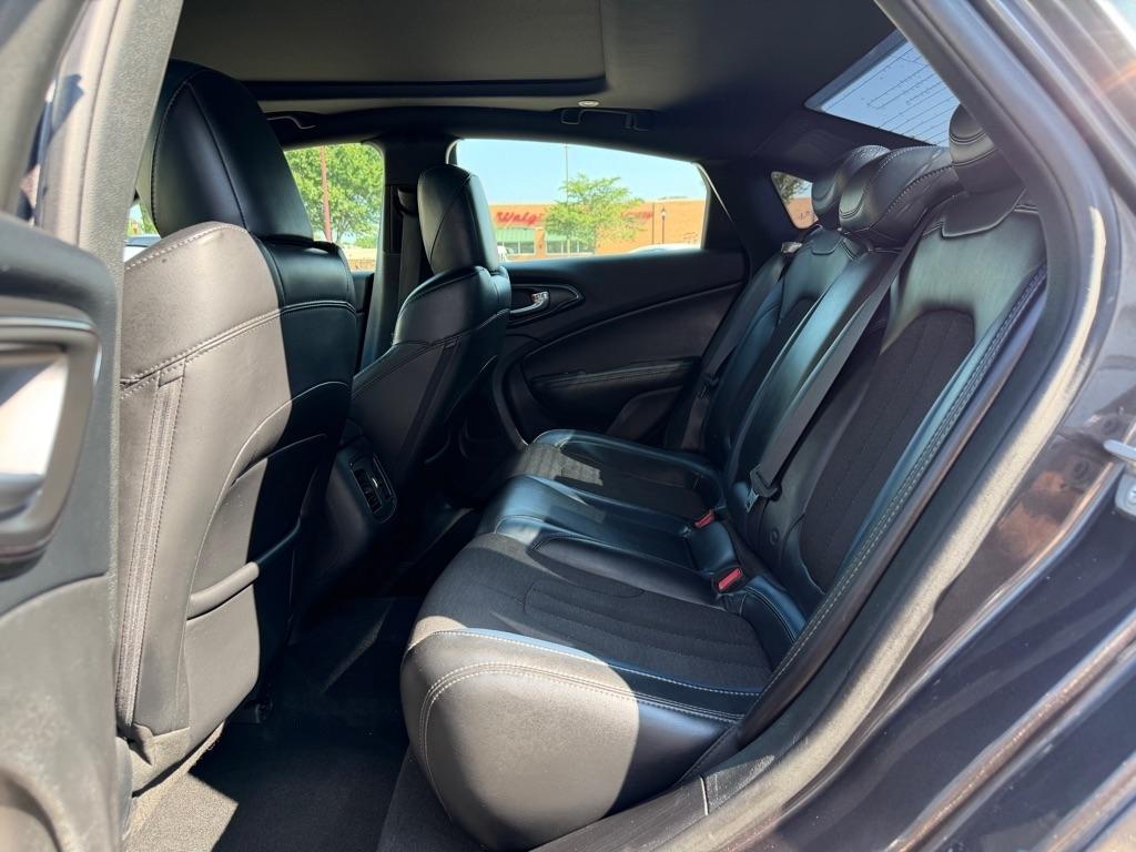 Chrysler 200 4dr Sdn S AWD 2016