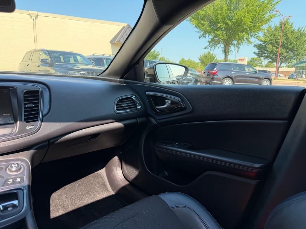 Chrysler 200 4dr Sdn S AWD 2016
