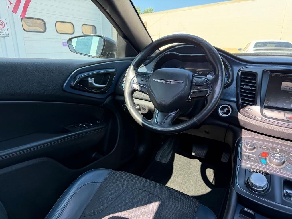 Chrysler 200 4dr Sdn S AWD 2016