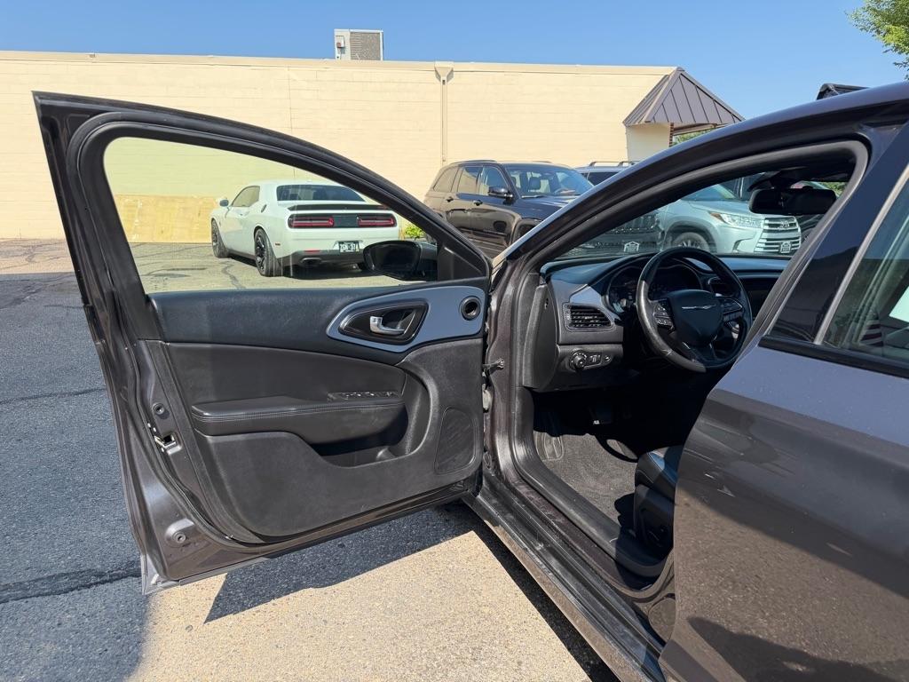 Chrysler 200 4dr Sdn S AWD 2016