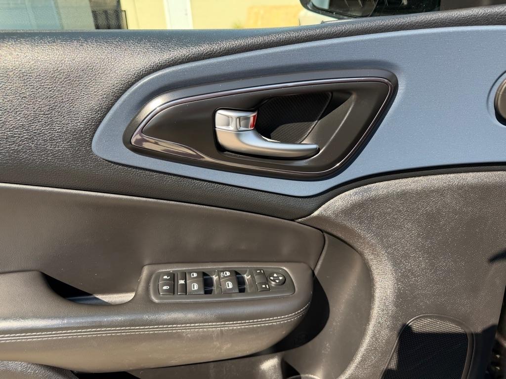 Chrysler 200 4dr Sdn S AWD 2016