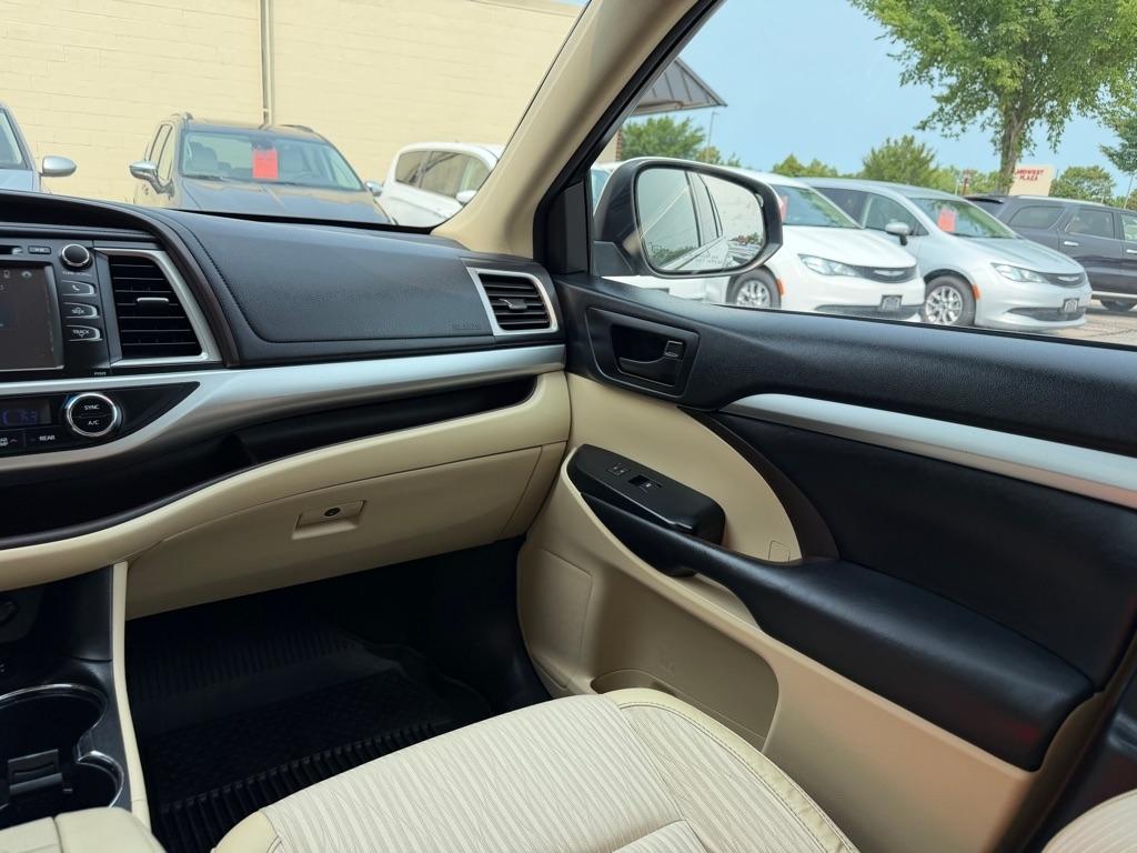Toyota Highlander LE V6 AWD (Natl) 2018
