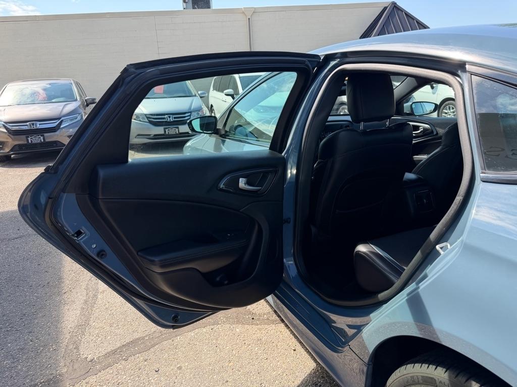 Chrysler 200 4dr Sdn S FWD 2015