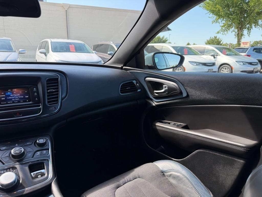 Chrysler 200 4dr Sdn S FWD 2015