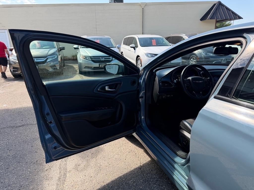 Chrysler 200 4dr Sdn S FWD 2015