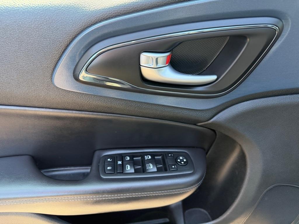 Chrysler 200 4dr Sdn S FWD 2015
