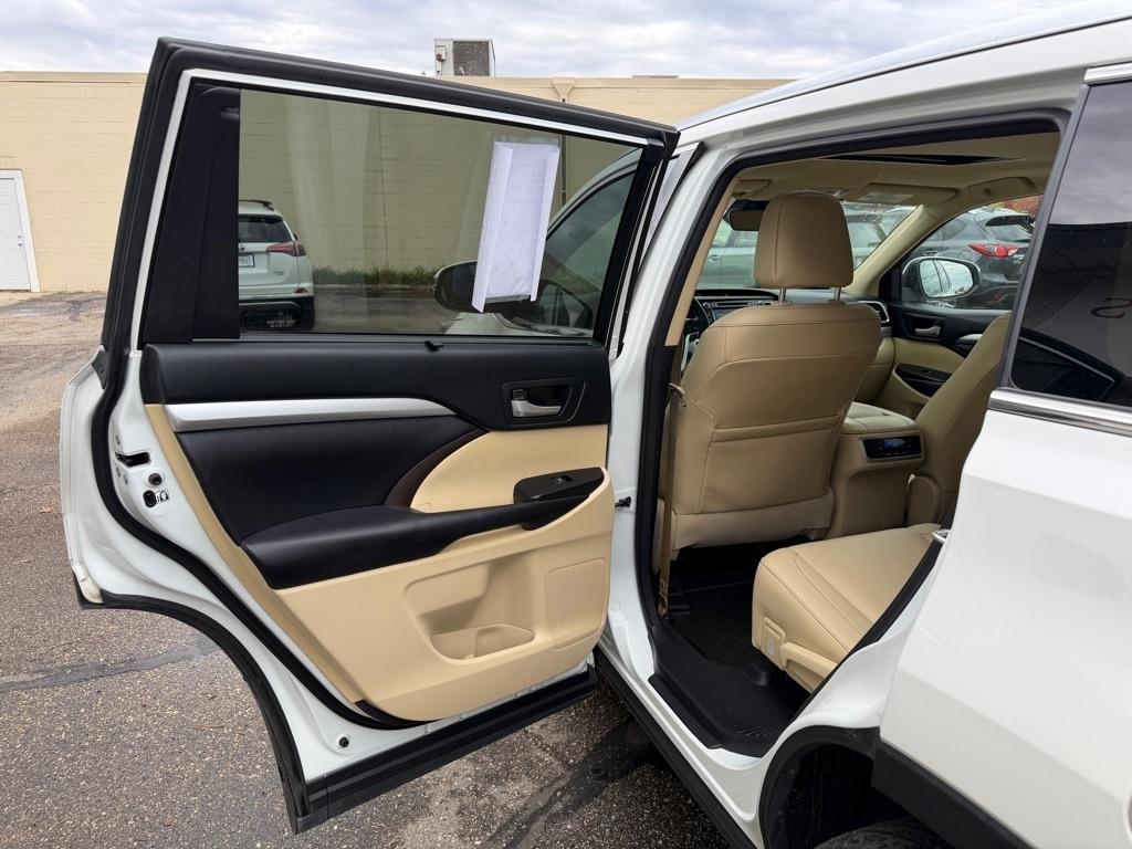 Toyota Highlander XLE V6 AWD (Natl) 2017