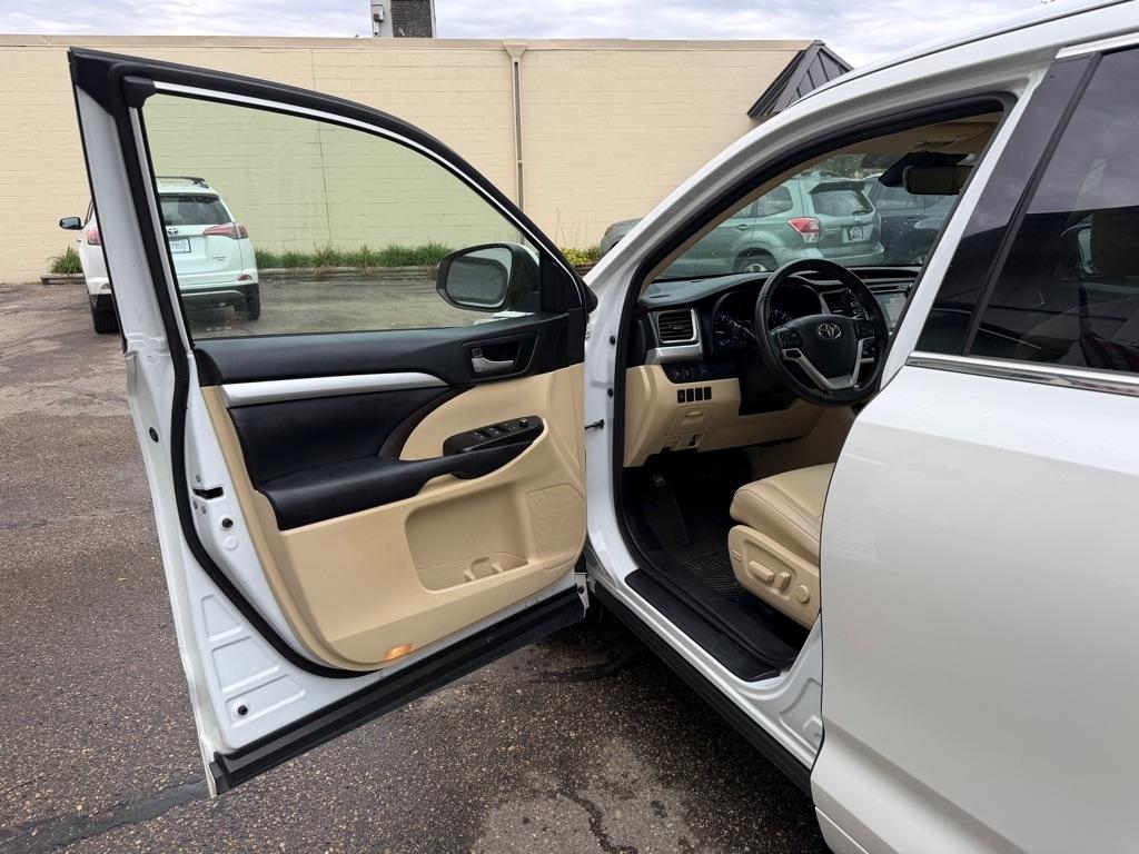 Toyota Highlander XLE V6 AWD (Natl) 2017