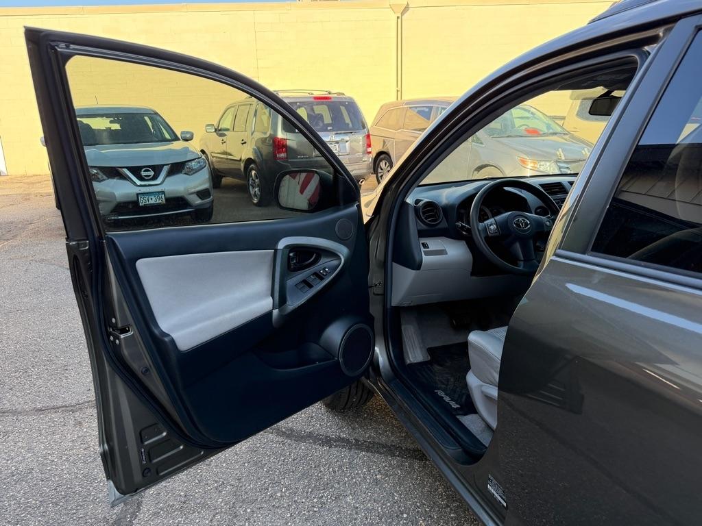 Toyota RAV4 FWD 4dr I4 (Natl) 2012