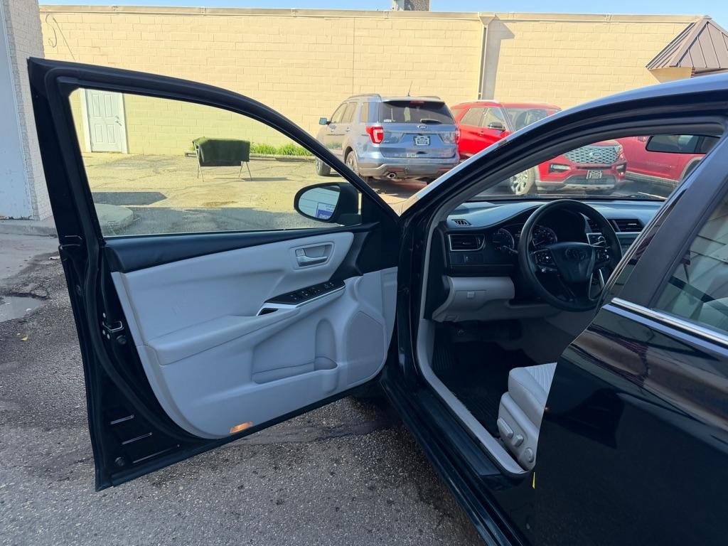 Toyota Camry XLE Auto (Natl) 2017