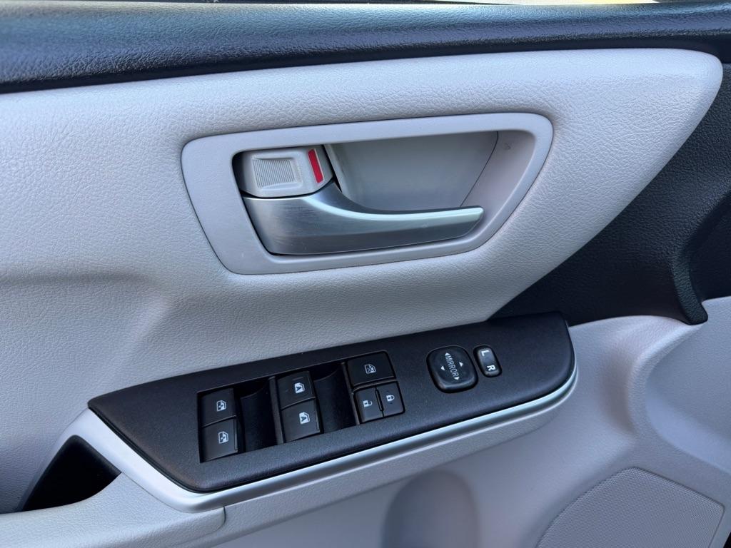 Toyota Camry XLE Auto (Natl) 2017