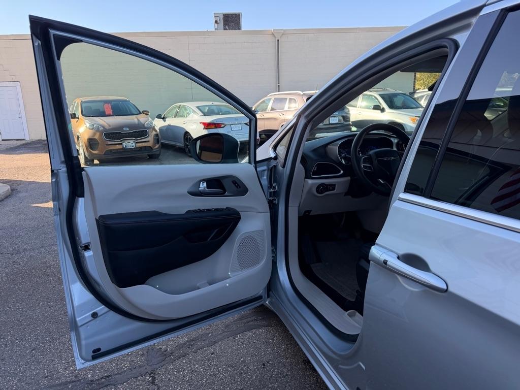 Chrysler Pacifica Touring L FWD 2023