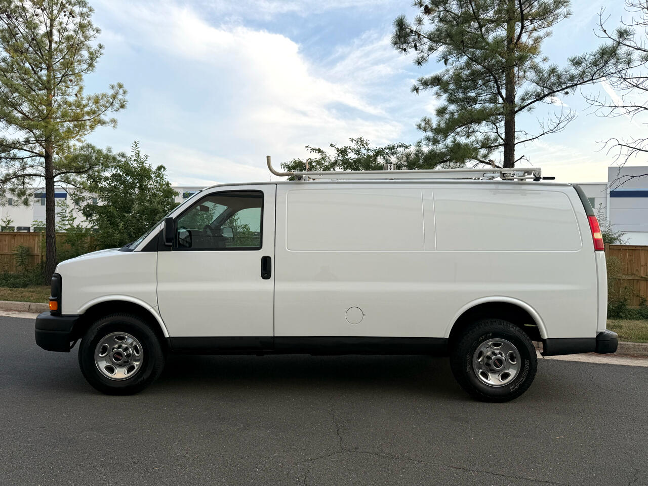 GMC Savana Cargo Van RWD 3500 135" 2011 GMC Savana Cargo Van RWD 3500 135" 2011