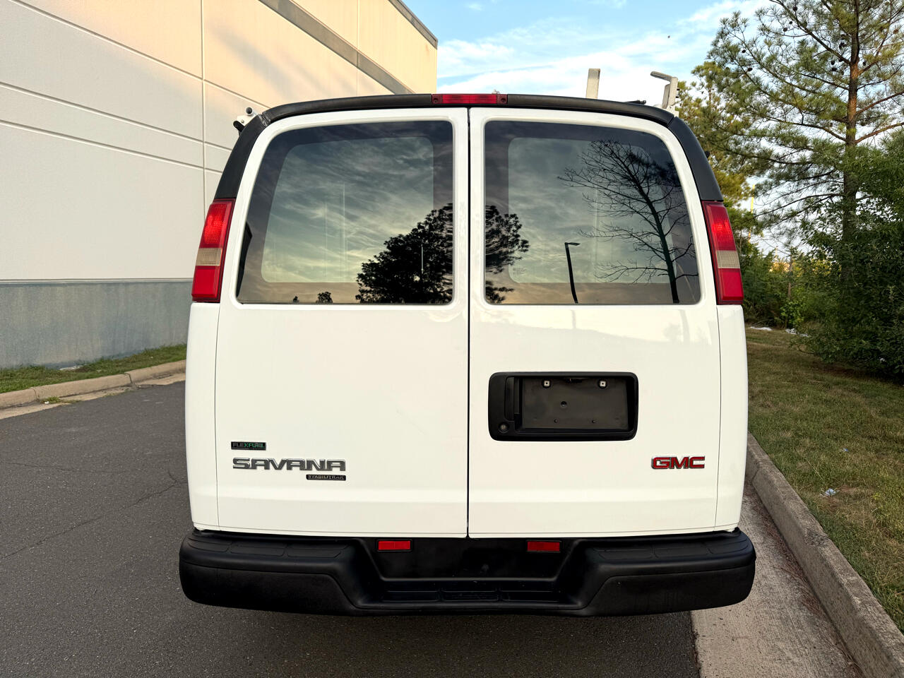 GMC Savana Cargo Van RWD 3500 135" 2011 GMC Savana Cargo Van RWD 3500 135" 2011