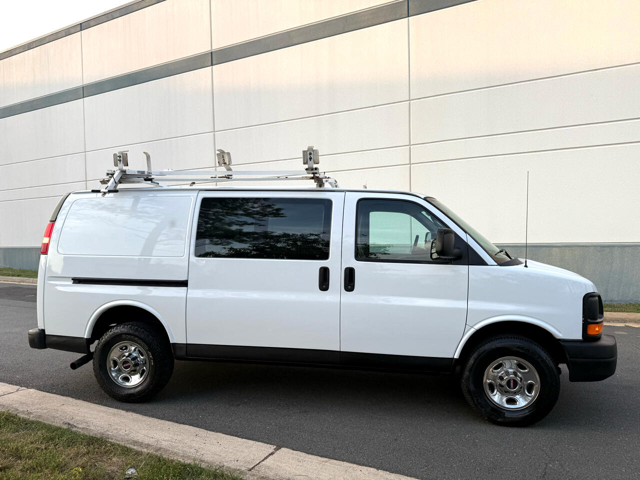 GMC Savana Cargo Van RWD 3500 135" 2011 GMC Savana Cargo Van RWD 3500 135" 2011