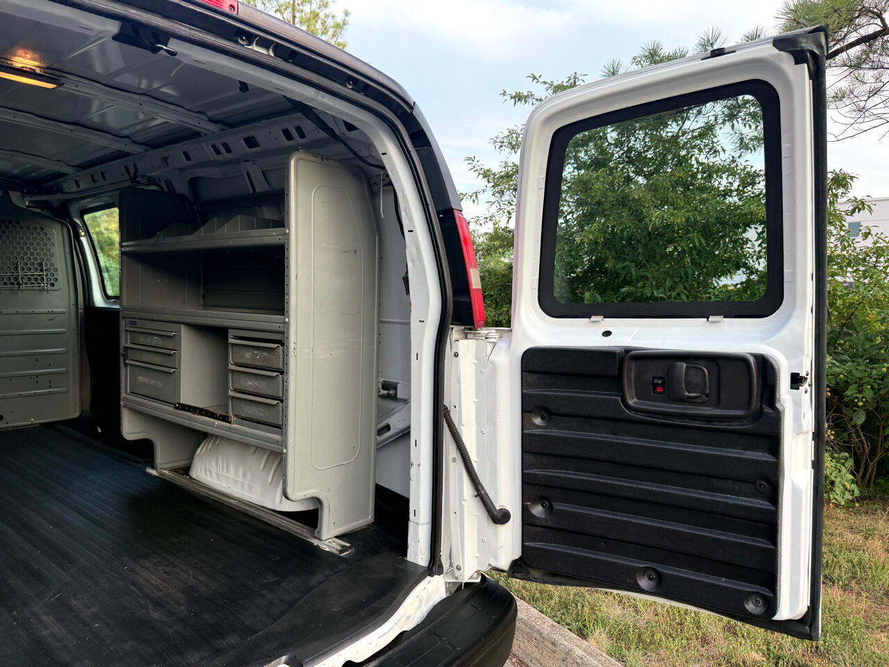 GMC Savana Cargo Van RWD 3500 135" 2011 GMC Savana Cargo Van RWD 3500 135" 2011