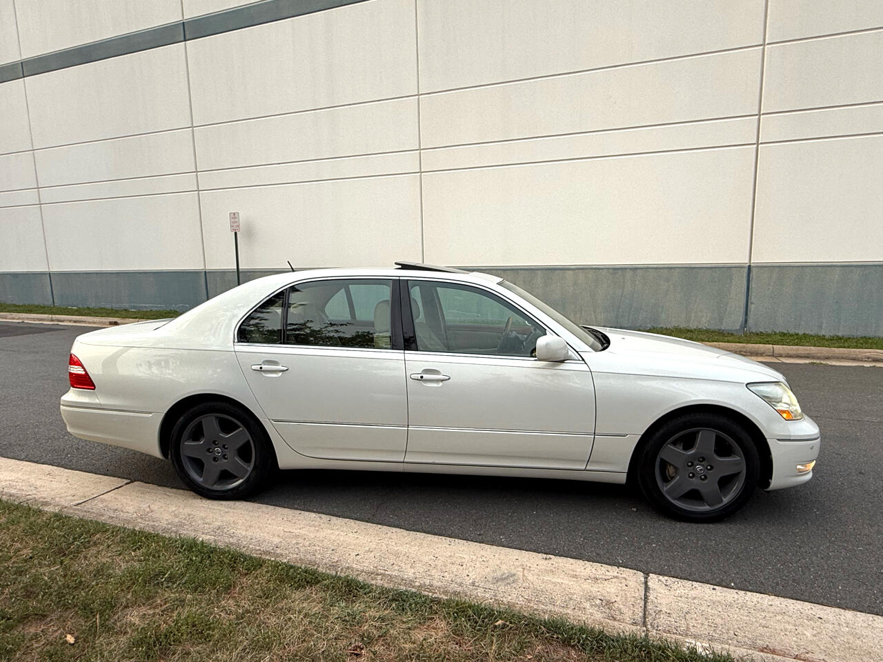 2005 Lexus LS 430 photo 12