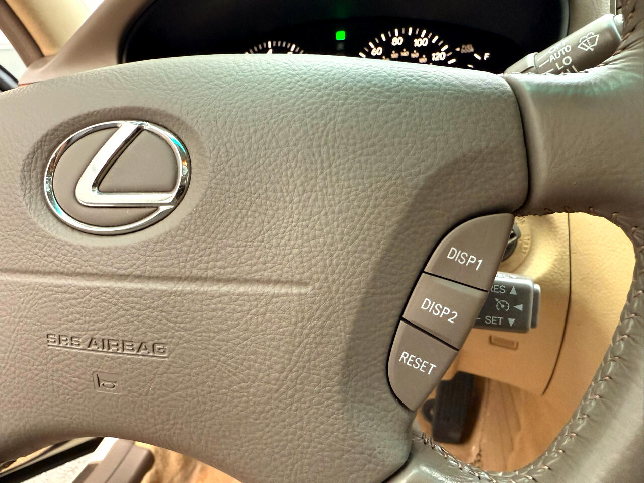 2005 Lexus LS 430 photo 32