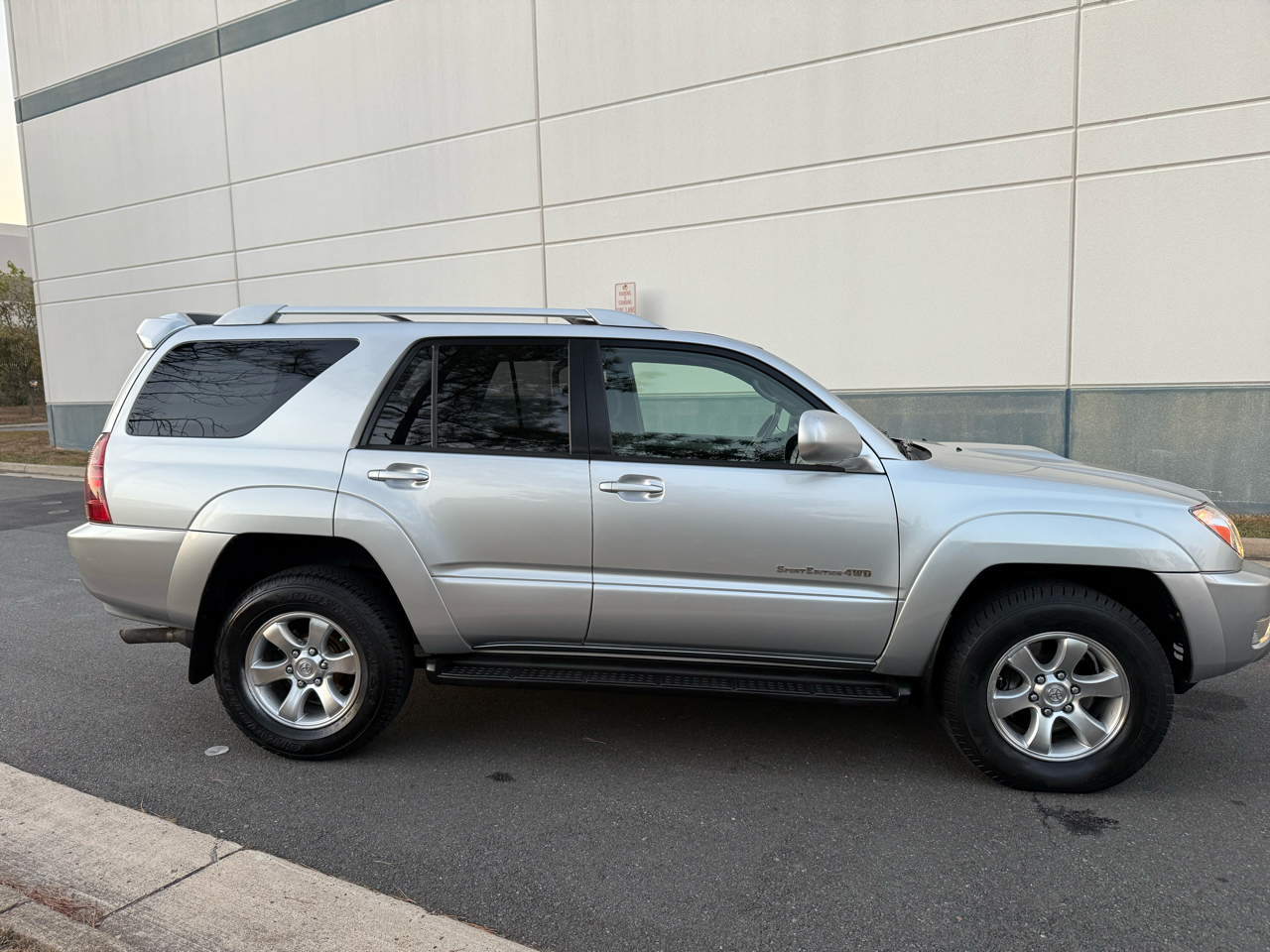 2005 Toyota 4Runner SR5 V6 4WD photo 11