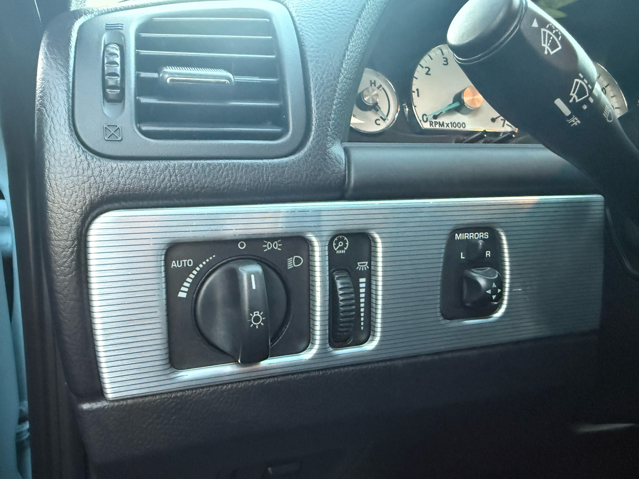2004 Ford Thunderbird Premium photo 37
