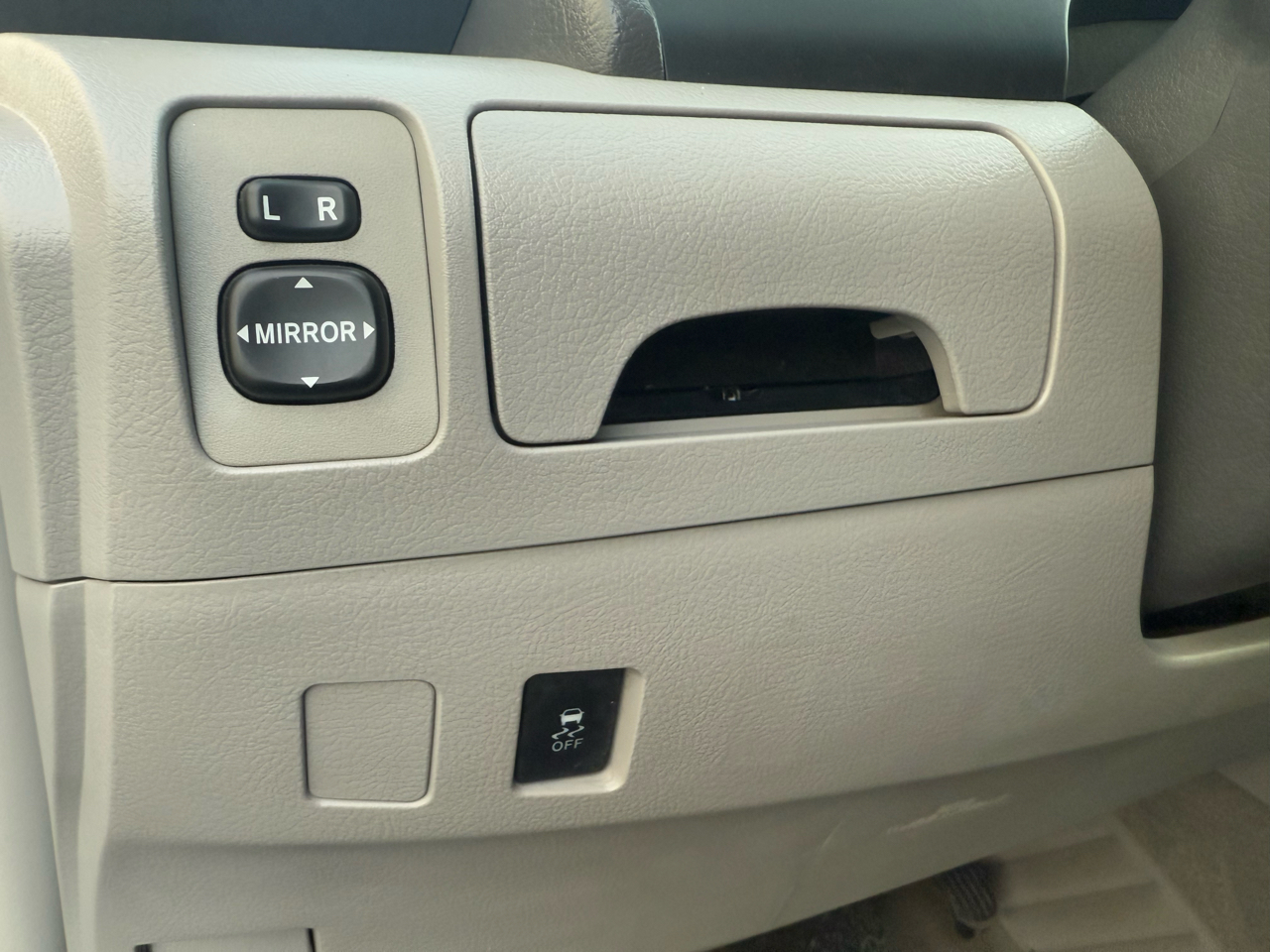 Toyota Camry 4dr Sdn I4 Man (Natl) 2010