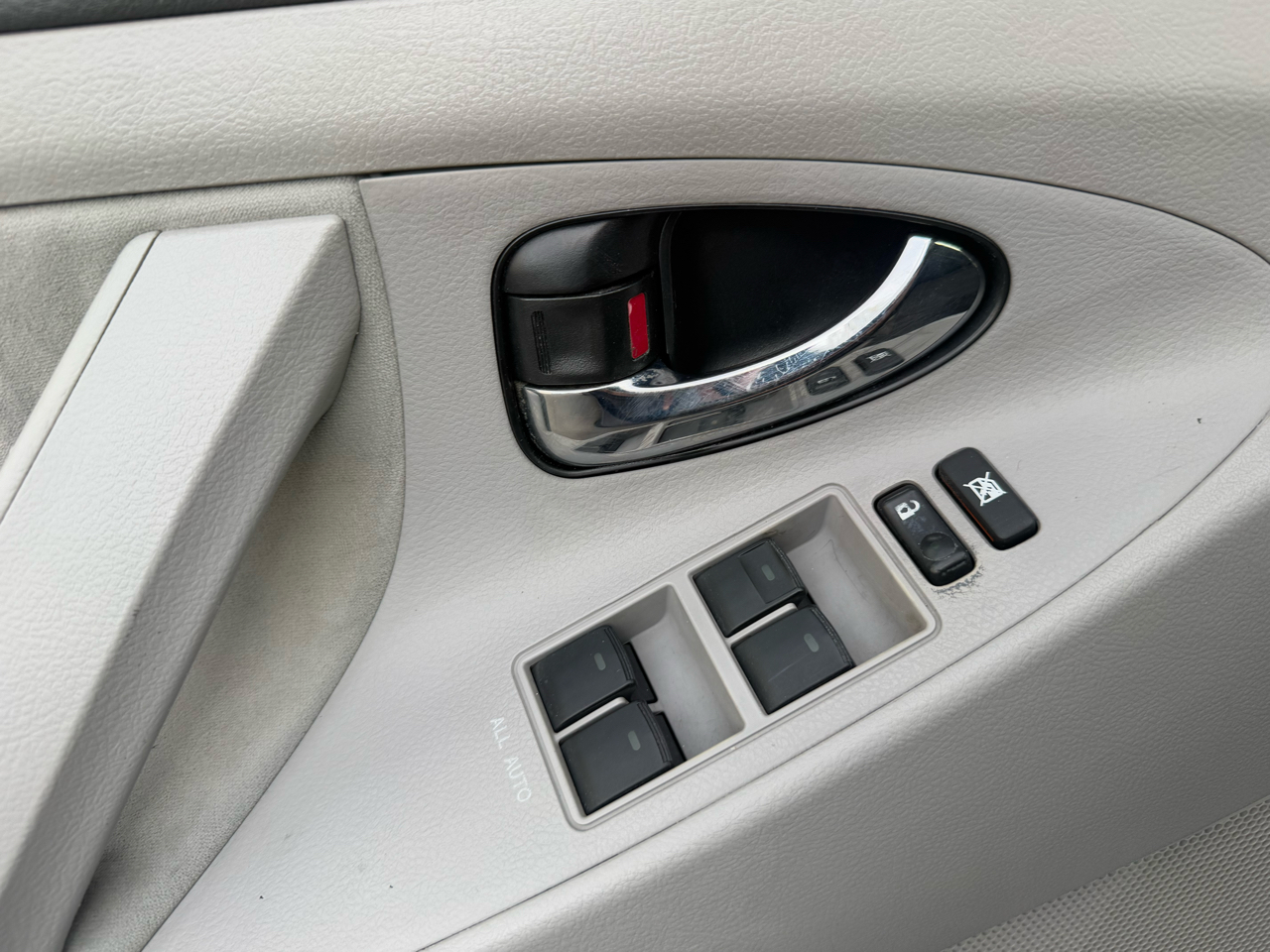 Toyota Camry 4dr Sdn I4 Man (Natl) 2010