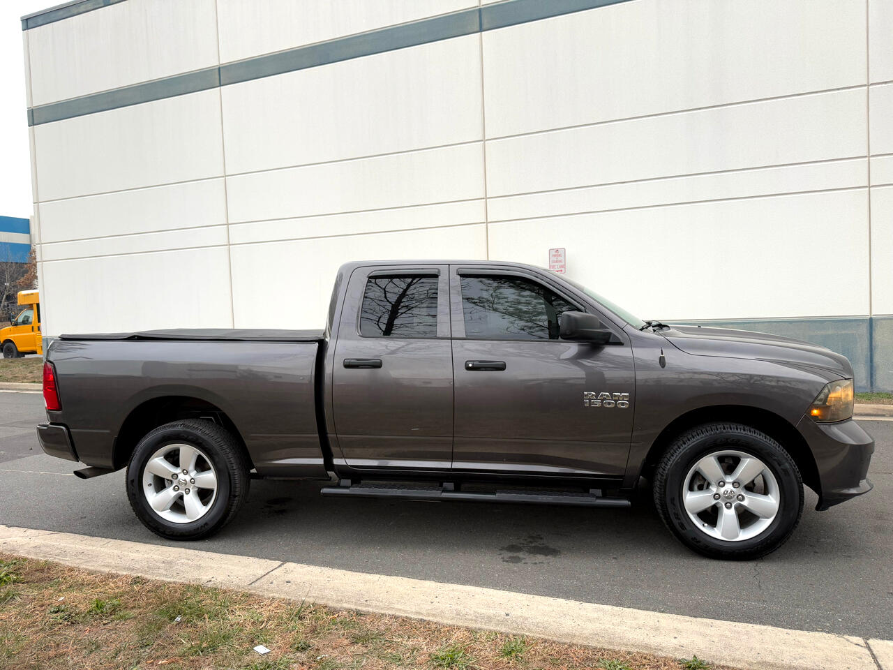 RAM 1500 4WD Quad Cab 140.5" Express 2015