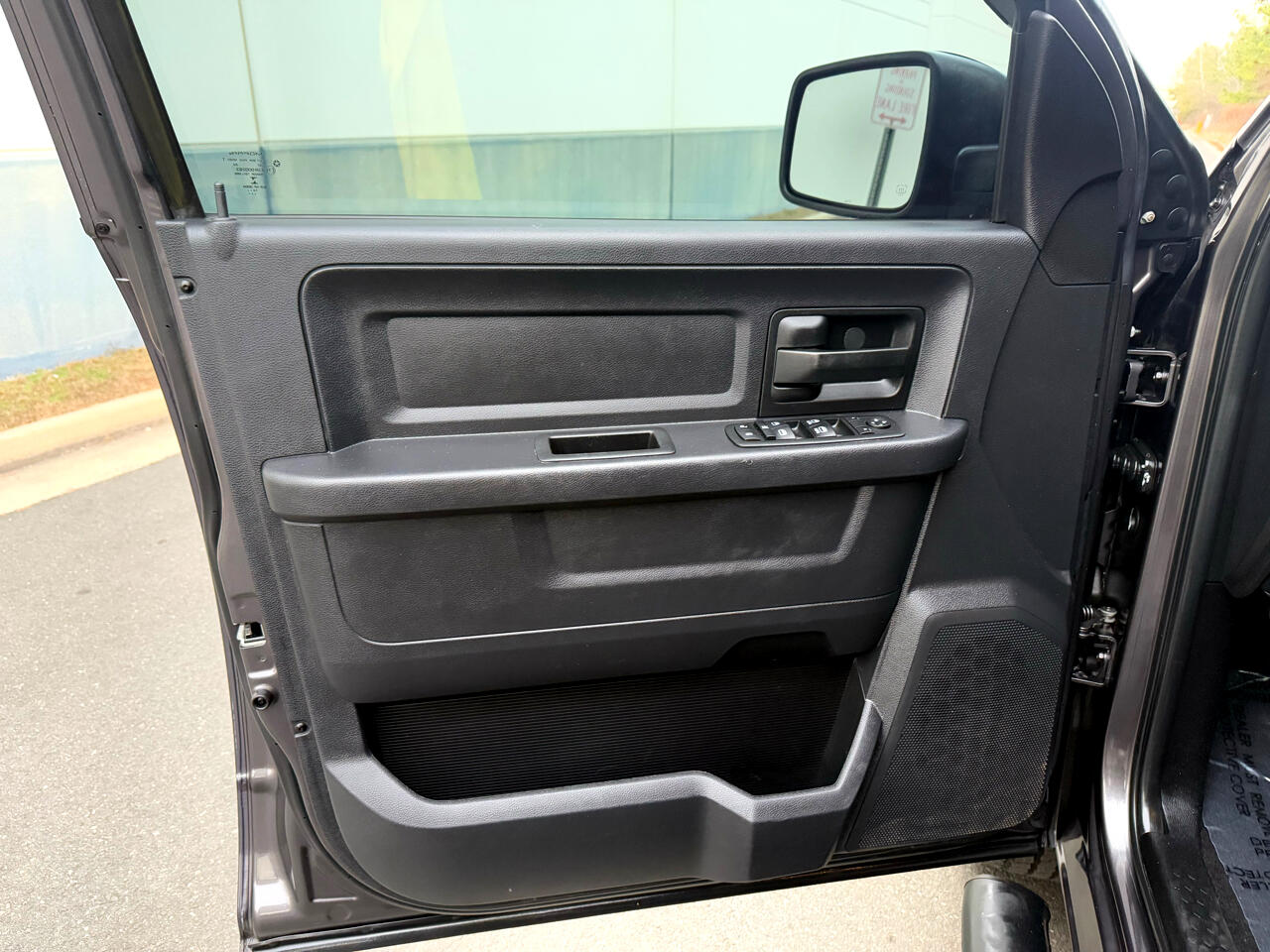 RAM 1500 4WD Quad Cab 140.5" Express 2015