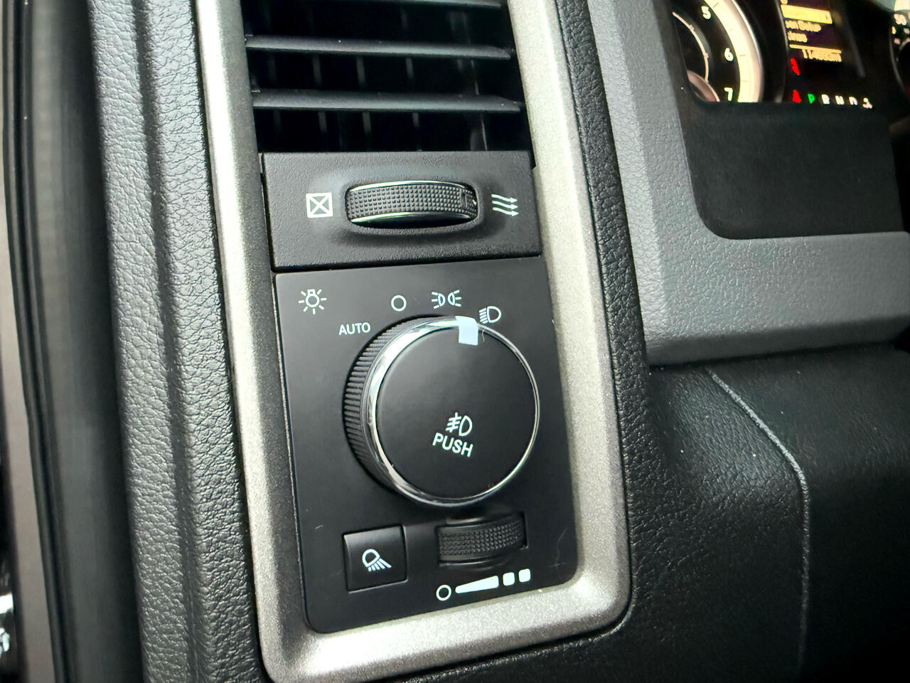 RAM 1500 4WD Quad Cab 140.5" Express 2015