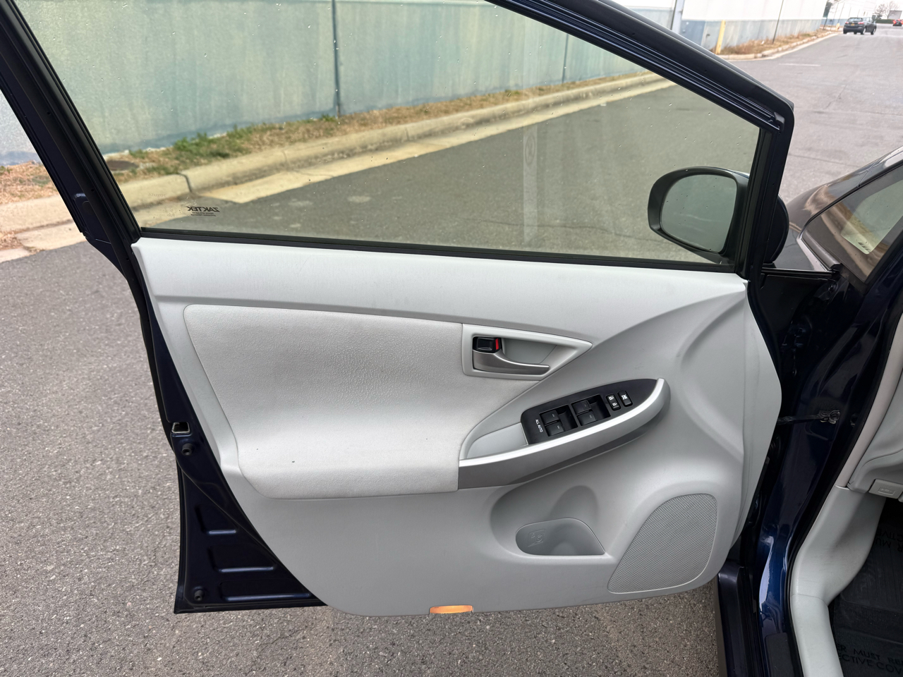 Toyota Prius 5dr HB Persona Series Special Edition (Natl) 2015