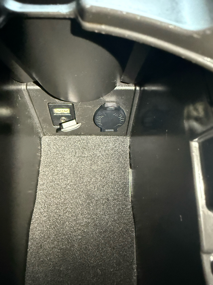 Toyota Prius 5dr HB Persona Series Special Edition (Natl) 2015