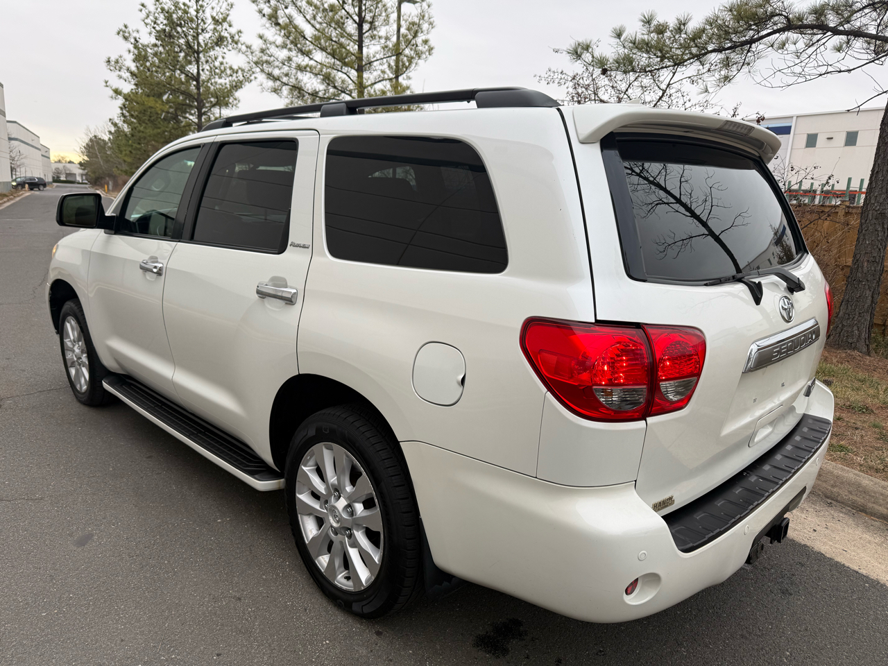 Toyota Sequoia 4WD 5.7L Platinum (Natl) 2012